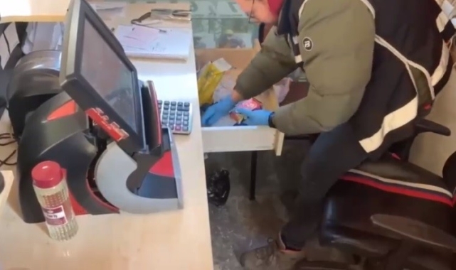 İzmir'de tefecilerin adreslerine baskın, tapu, senet ve ruhsatsız silahlar ele geçirildi