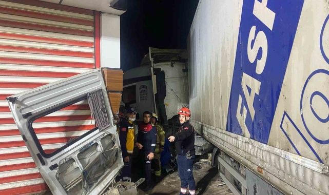 İzmir'deki feci kazada ölü sayısı 3'e yükseldi, 11 kişi yaralandı