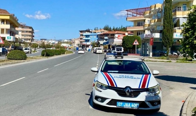 Jandarmadan hız sınırını aşan 67 araca 200 bin 705 lira para cezası