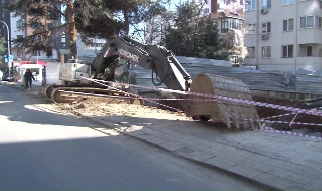 Kadıköy'de önlem alınmayan inşaat alanı tehlike saçıyor
