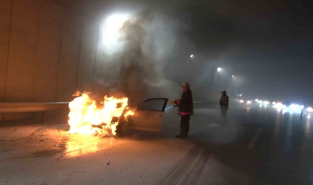 Kadıköy'de otomobil alevlere teslim oldu
