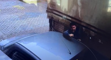 Kağıthane'de dehşet anları kamerada: Şoför kamyonetiyle otomobil arasında sıkıştı