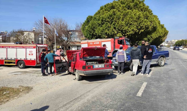 Kamyonetle otomobil kafa kafaya çarpıştı: 1'i ağır 3 yaralı
