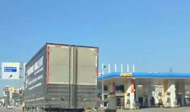 Kamyonun kasasına tutunarak bisikletiyle kilometrelerce ilerledi