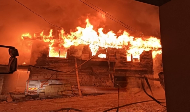 Karabük'te çıkan yangında ahşap ev kullanılamaz hale geldi