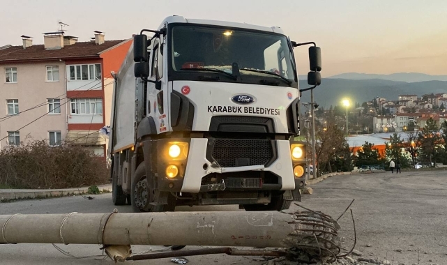 Karabük'te çöp kamyonun çarptığı beton elektrik direği devrildi