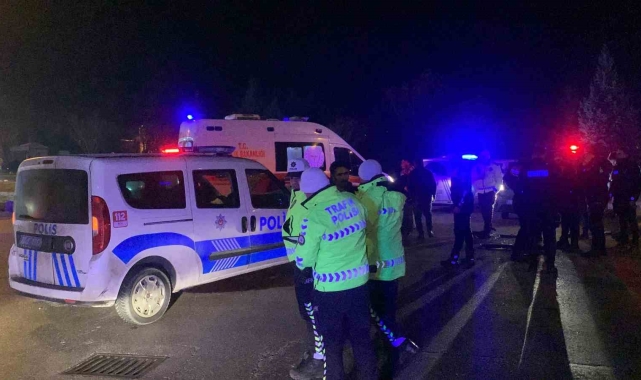 Karaman'da polis aracı ile otomobil çarpıştı: 1'i polis 4 yaralı