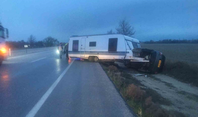 Karavan bağlı otomobil şarampole devrildi: 1 yaralı