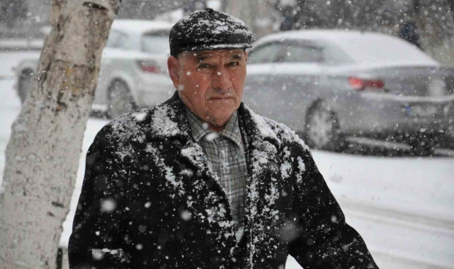 Kars 5 dakikada beyaza büründü
