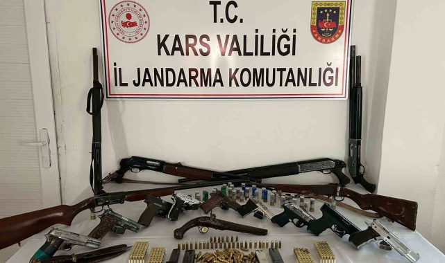 Kars'ta jandarmadan 9 ayrı adrese operasyon