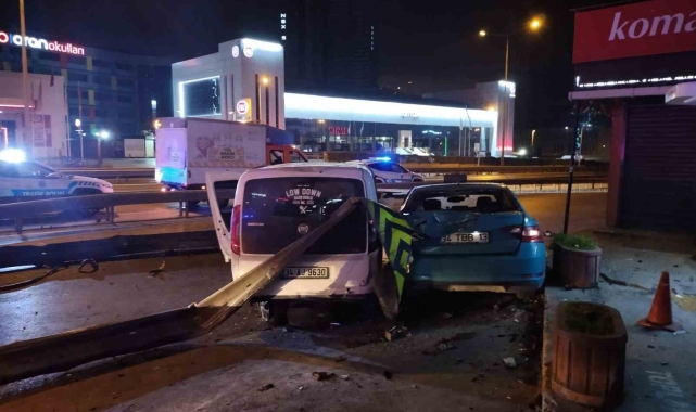 Kartal'da kontrolden çıkan araç bariyerlere ve park halindeki taksiye çarptı: 4 yaralı