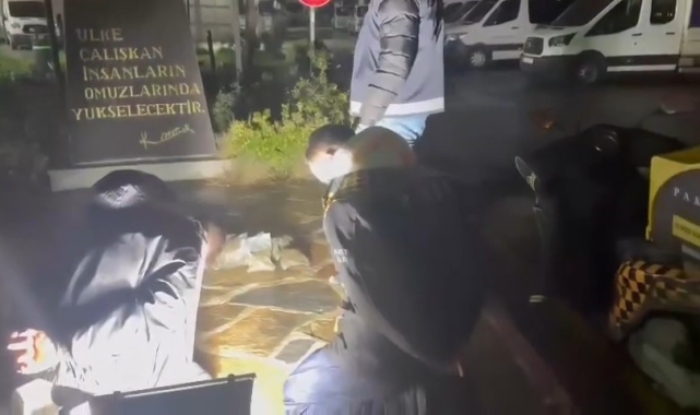 Kartal'da uyuşturucu sevkiyatı yapan moto kurye suçüstü yakalandı
