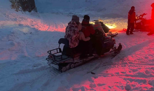 Kayak merkezinde telesiyej arızalandı, mahsur kalan 9 kişi kurtarıldı
