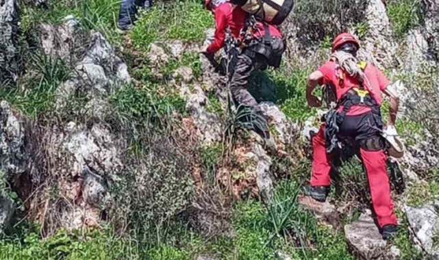 Kayalıklarda mahsur klan keçi ve yavrusunu AKUT ekibi kurtardı