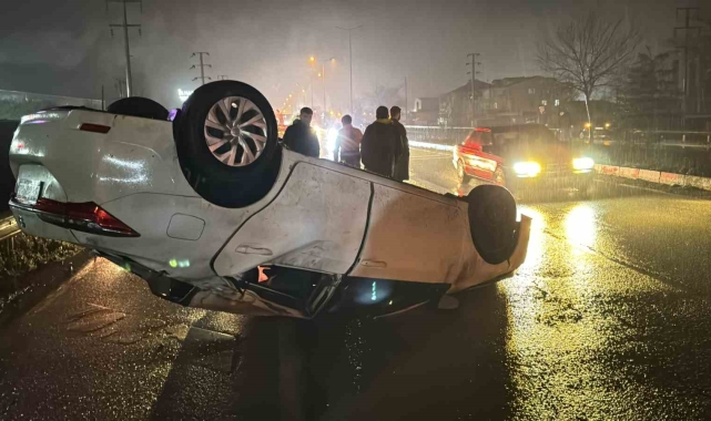 Kayganlaşan yolda otomobil karşı şeride geçip takla attı: 3 yaralı
