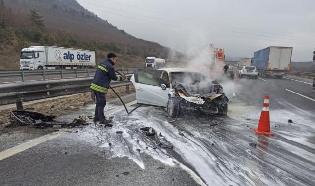 Kaza yapan otomobil alev alev yandı