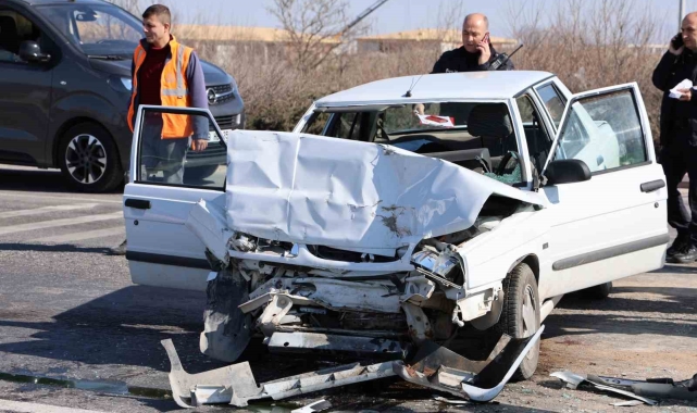 Kırmızı ışıkta bekleyen araca çarpan otomobilin sürücüsü ve eşi hayatını kaybetti