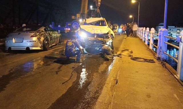 Kızgın sürücü aracıyla otomobile vurup köprüden nehre uçtu: 2 ölü