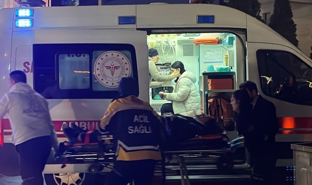 Kocaeli'de bir araç trafik ışıklarında bekleyen otobüse ve otomobile çarptı: 7 yaralı