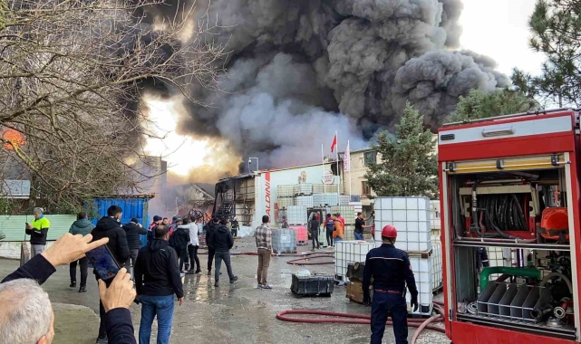 Kocaeli'de fabrikada çıkan yangını söndürme çalışmaları devam ediyor