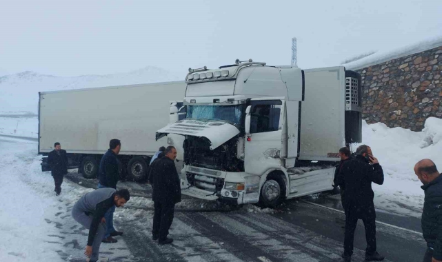 Kontrolden çıkan tır refüje çarptı: 2 yaralı