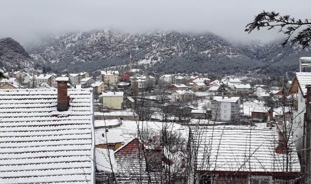 Konya'nın üç ilçesi beyaza büründü