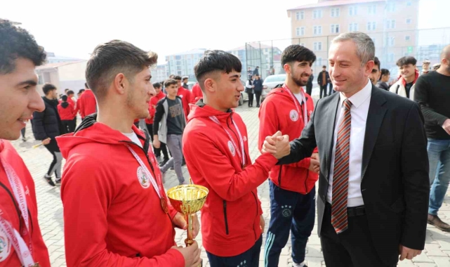 Kros şampiyonları coşkuyla karşılandı