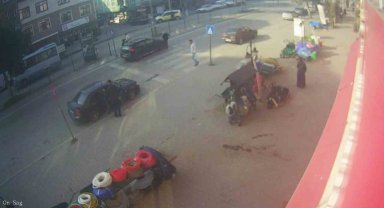 Kurallara uyarak yaya geçidini kullanan yaşlı adama göz göre göre böyle çarptı