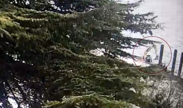 Kuruçeşme'de İBB çalışmasında toprak kepçenin ağırlığıyla çökmüştü: O anlar kamerada