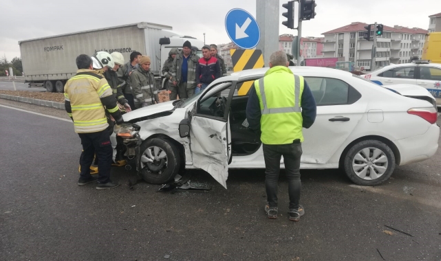 Kütahya'da 2 otomobil 'Akıllı kavşak'ta çarpıştı: 4 yaralı