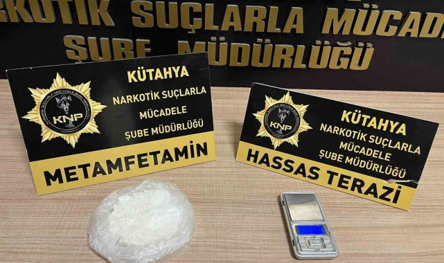 Kütahya'da uyuşturucu bulunan araçtaki 2'si kadın 3 kişi gözaltına alındı