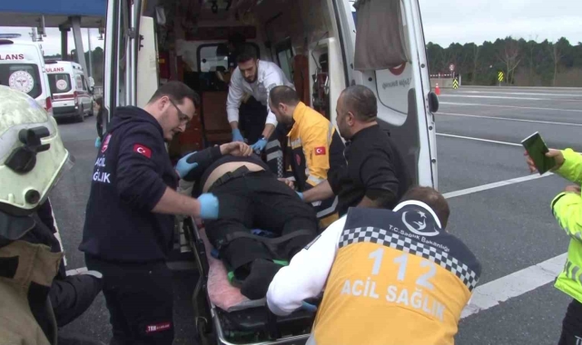 Kuzey Marmara Otoyolu'nda ticari taksi gişeye çarptı: 2 ağır yaralı