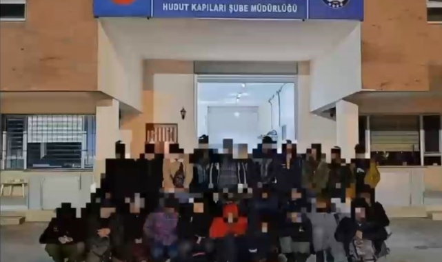 Malzeme yüklü tırdan düzensiz göçmen çıktı