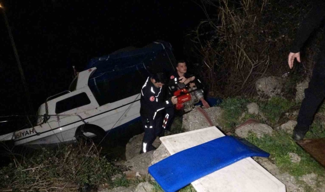 Manavgat Irmağı'nda batan tekneye vinçli kurtarma