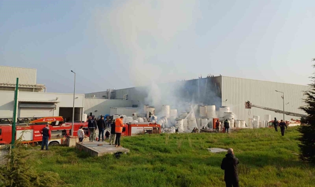 Manisa OSB&#039;deki İpek kağıt fabrikasında çıkan yangın söndürüldü
