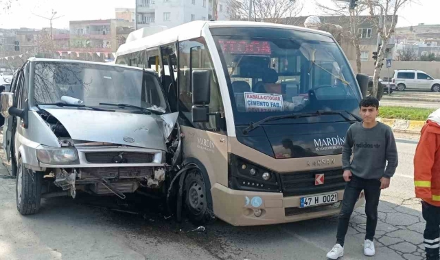 Mardin'de 2 minibüs çarpıştı: 6 yaralı