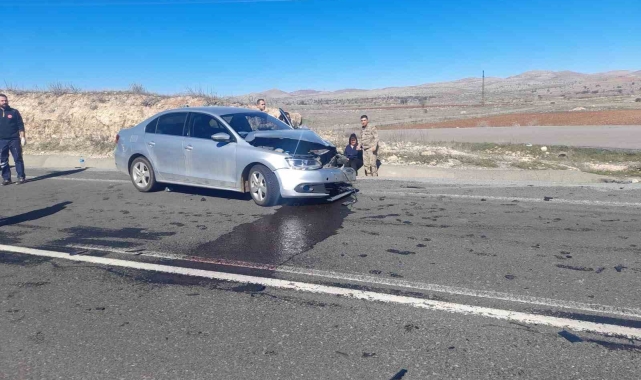 Mardin'de otomobil ile hafif ticari araç çarpıştı: 3 yaralı