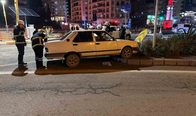 Mardin'de otomobil kavşağa girdi: 2 yaralı