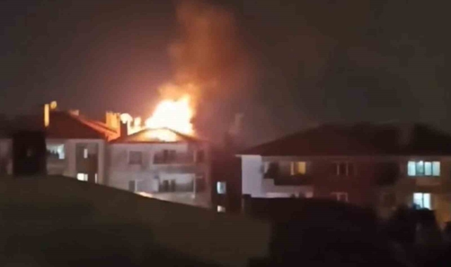 Menteşe'de evin çatısına yıldırım düştü, çatı alev alev yandı