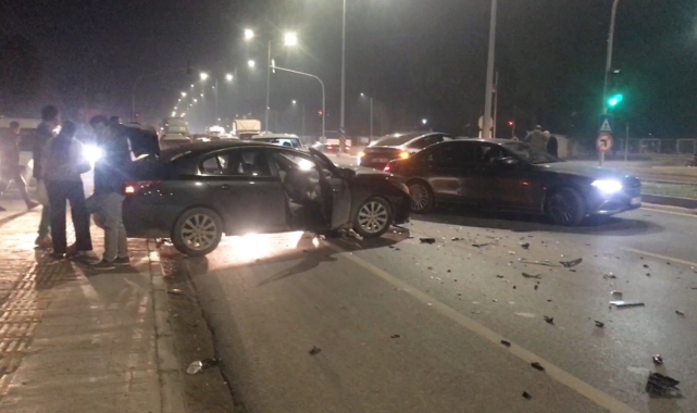 Mersin'de otomobiller çarpıştı: 3 yaralı
