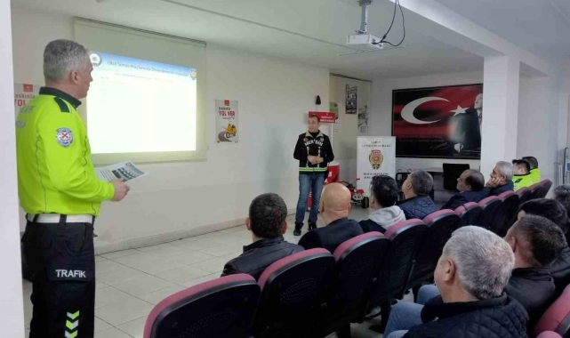 Mersin'de servis şoförleri ve rehber personele trafik eğitimi verildi