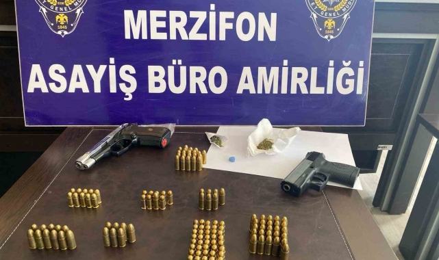 Merzifon'da polisten operasyon: 39 litre sahte içki, 5 tabanca ele geçirildi