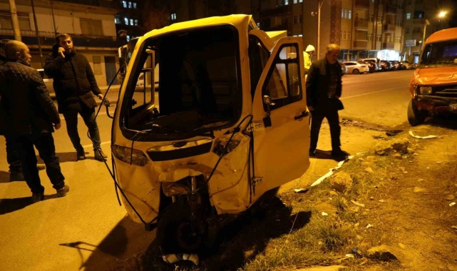 Minibüsle kafa kafaya çarpışan motosikletli kurye yaralandı