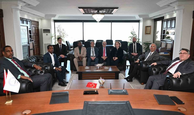 Mogadişu Üniversitesi Rektörü Prof. Dr. Mursal'dan Rektör Özölçer'e ziyaret