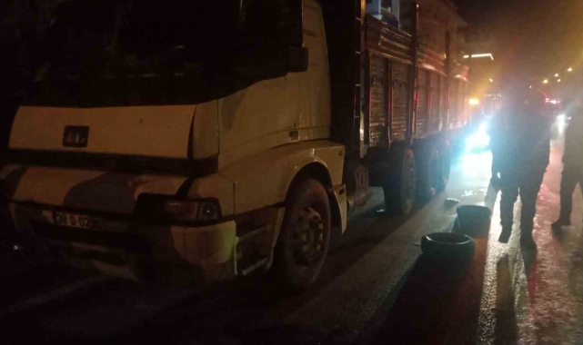 Motosiklet ile kamyon çarpıştı: 1 ölü