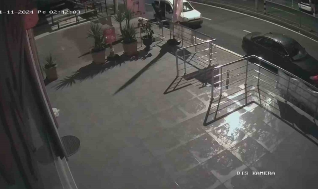 Motosikleti düz kontak yapamadı, hafif ticari aracına yükleyerek çaldı