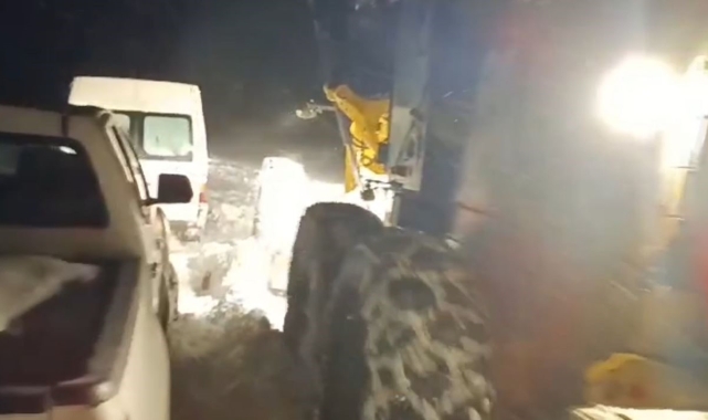 Muradiye'de yolda mahsur kalan işçiler kurtarıldı