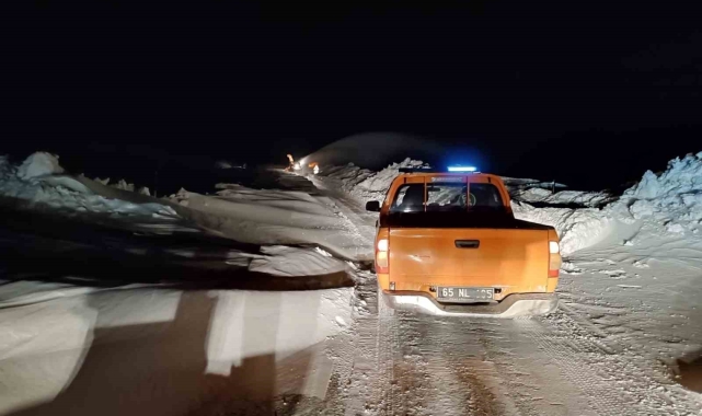 Muş'ta 5 araç içerisinde mahsur kalan 15 kişi kurtarıldı