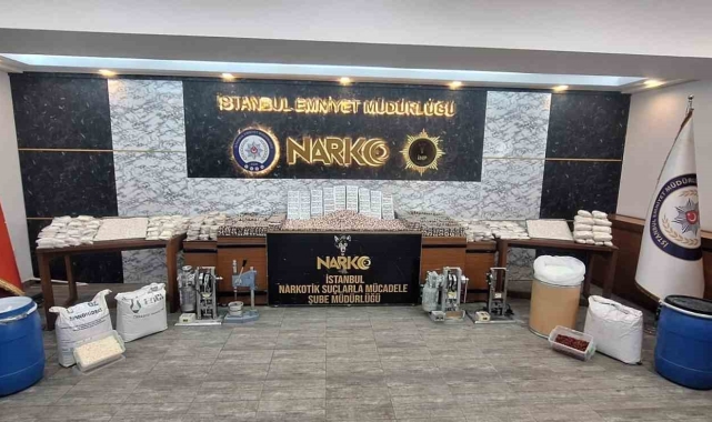 Narkogüç 46 operasyonunda İstanbul'da ele geçirilen uyuşturucular emniyette sergilendi