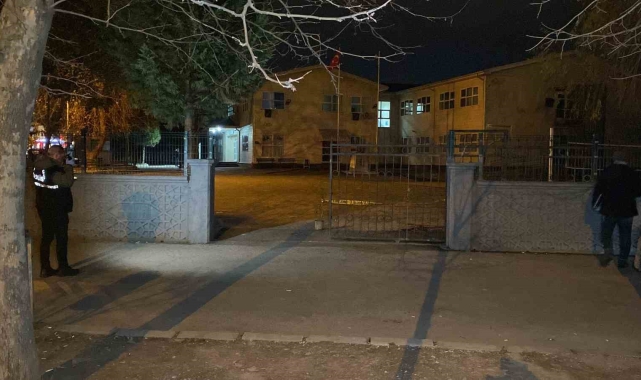 Okul bahçesinde veliye bıçaklı saldırı